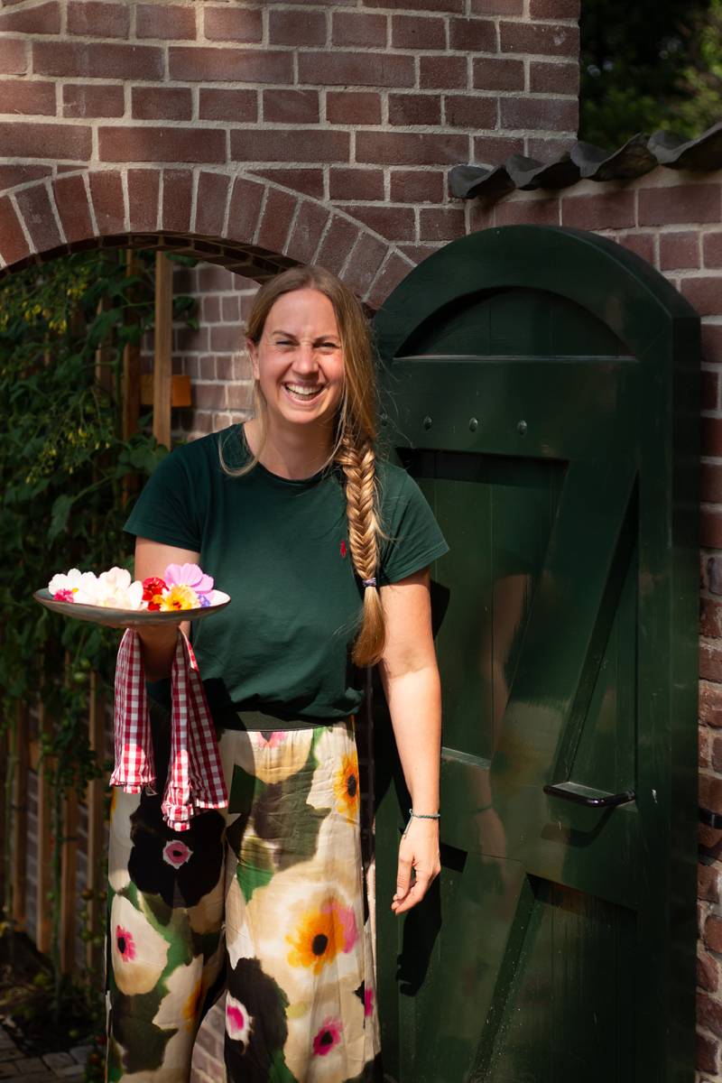 De Wildplukkende Bourgondiër: De Wildplukkende Bourgondiër Monique met een bord bloemen